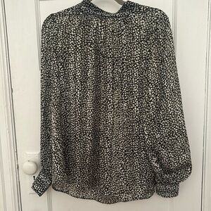 H&M size M long sleeve mock neck blouse. Three buttons at sleeves and neck.